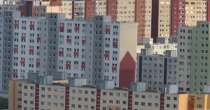 Banky získajú stovky miliónov eur, Slováci platia drahšie hypotéky
