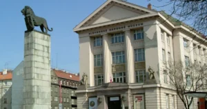Baťov lev nahneval Hitlera. Dnes v Bratislave stráži M. R. Štefánika