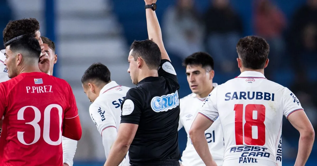 Bizarný nápad alebo futbalová budúcnosť? Hráč dostal namiesto karty žltú obrazovku