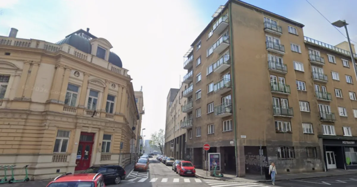 Bratislava: Hrozí pád steny, polícia uzavrela ulicu 7 Bratislava: Hrozí pád steny, polícia uzavrela ulicu