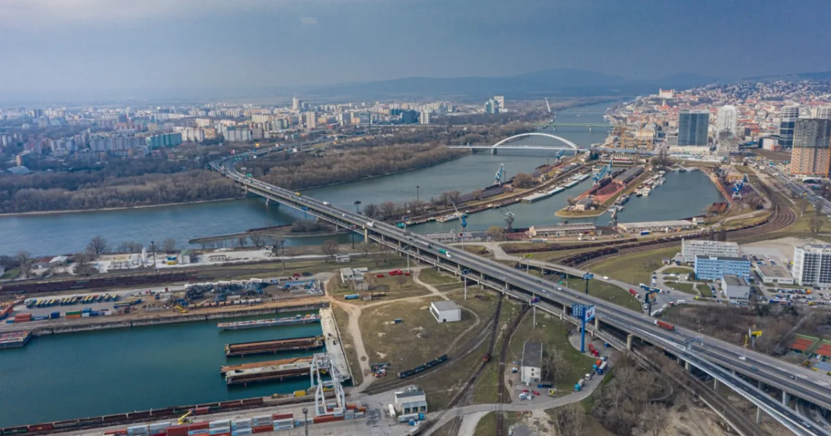 Bratislava má problém s parkovaním, záchytné miesta sa ráno plnia
