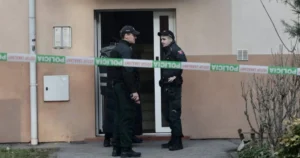 Bratislavskí policajti zachránili 90-ročnú ženu na parapete okna