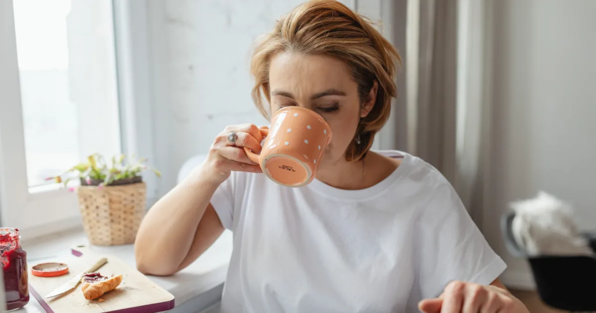 Čaj z obľúbenej bylinky zlepšuje spánok. Slováci ho pijú bez znalosti účinkov