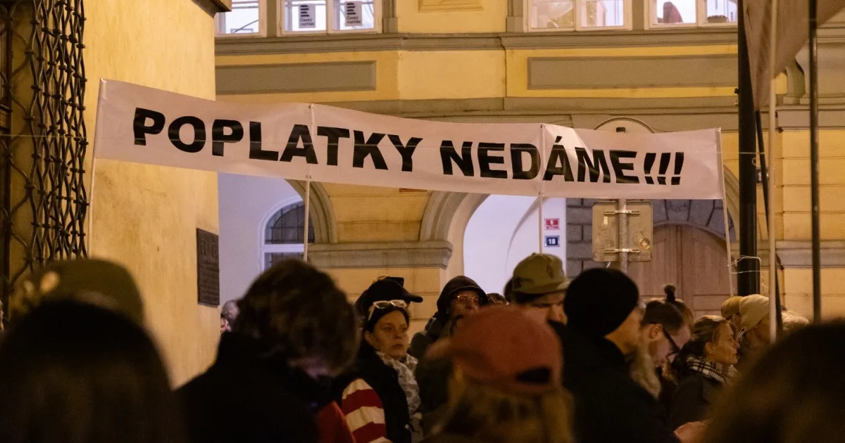 Českí poslanci hlasujú o financovaní médií, napätie rastie