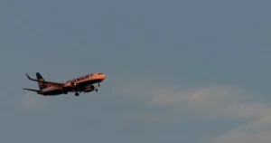 Cestujúci Ryanairu mali po dovolenke problémy, búrka im zmenila plány