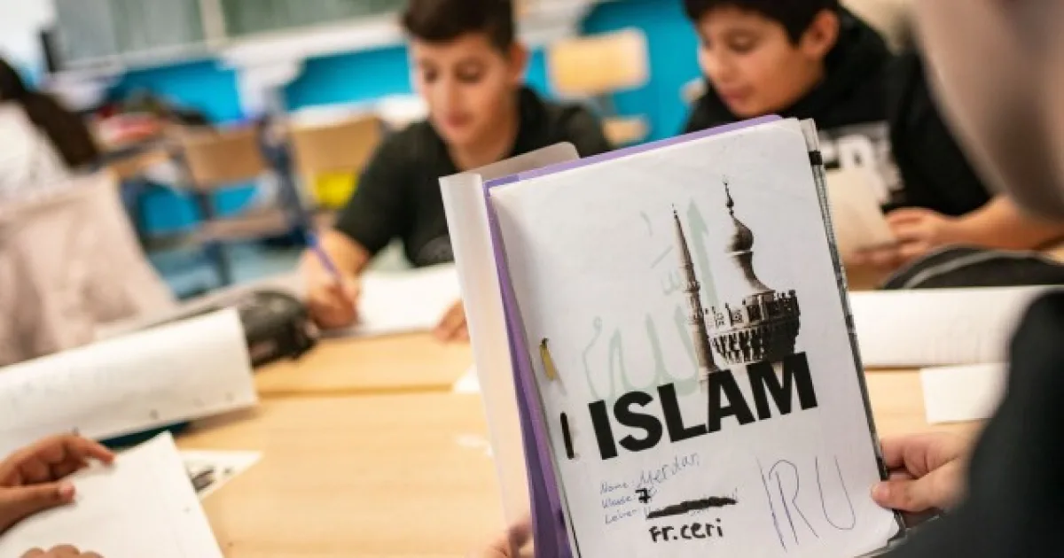 Chcel pomôcť žiakovi pri skúške. Ten mu zlomil nos, učiteľ však prekvapil reakciou 8 Chcel pomôcť žiakovi pri skúške. Ten mu zlomil nos, učiteľ však prekvapil reakciou