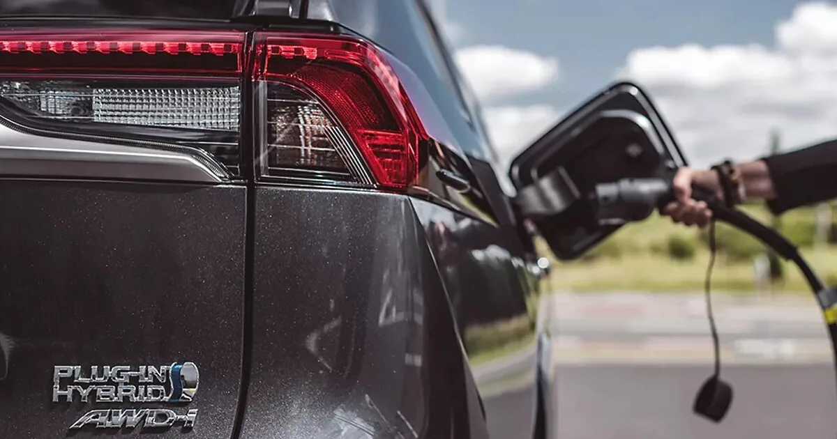 Ďalší hlúpy nápad: Plug-in hybridom navrhujú iba 15-litrové nádrže 7 Ďalší hlúpy nápad: Plug-in hybridom navrhujú iba 15-litrové nádrže