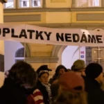 Demonštranti zaplnili Prahu, vláda čelí odporu kvôli zmenám v médiách