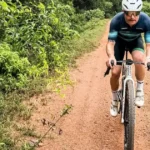 Dobrodružstvo namiesto luxusu. Pilot F1 si zvolil presun na bicykli cez džungľu