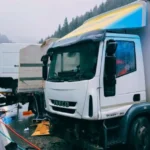 Donovaly paralyzovala hromadná nehoda, zrazili sa kamióny s autom