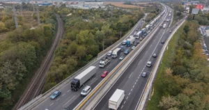 Dopravná zápcha na D1: Vodiči čelia až dvojhodinovému zdržaniu, hrozia nehody