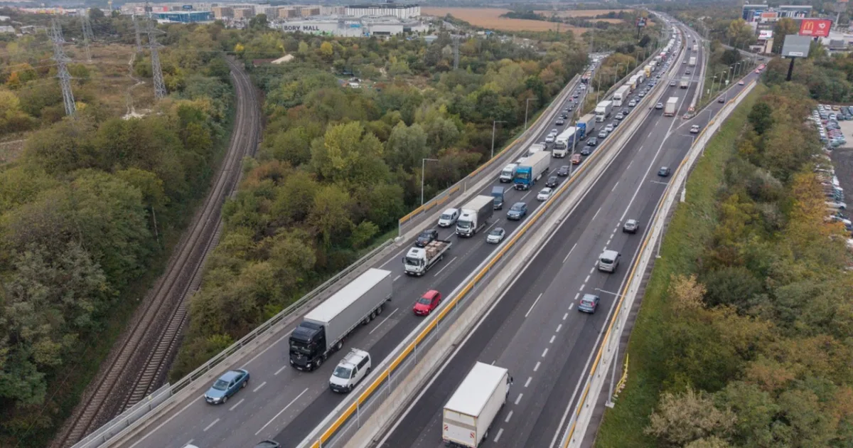 Dopravná zápcha na D1: Vodiči čelia až dvojhodinovému zdržaniu, hrozia nehody