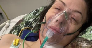 Druhé rande na Tinderi sa skončilo ochrnutím, Britka vďaka nemu našla životnú lásku
