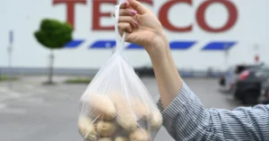 Ekonóm o odchode Tesca: Slabý dopyt, obchod to pocíti, zákazníci sa báť nemusia