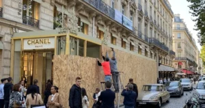 Európske nákupné ulice ako pevnosti, luxus kryjú debnením. Turisti zhrození