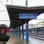 Expres do Košíc skončil v Šenkviciach, skrat odstavenil vozeň