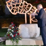 Fico a Babiš odhalili v Prahe sochu česko-slovenského priateľstva, protestujúci pískali