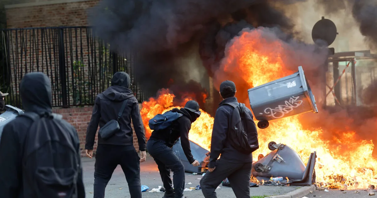 Francúzske školy v plameňoch: študentské protesty, zranený mladík a vláda dúfa v jediné