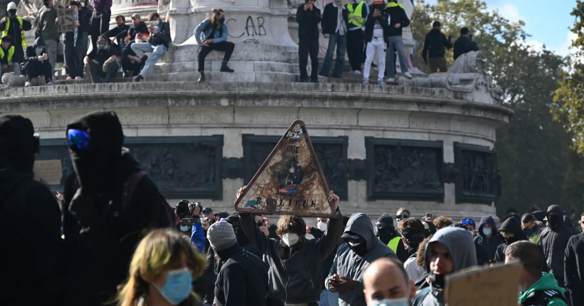 Francúzski študenti si uťahujú z policajtov, „božie heslo“ sa stalo symbolom protestov