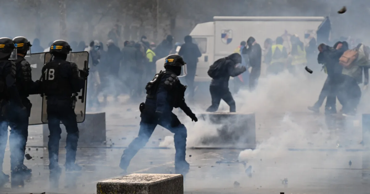 Francúzsko čaká výbušný víkend, do ulíc pošle 70-tisíc policajtov 6 Francúzsko čaká výbušný víkend, do ulíc pošle 70-tisíc policajtov