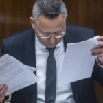 Kamenickému vystrelilo pero. Opozícia: Minister oslavuje rating, dlh rastie