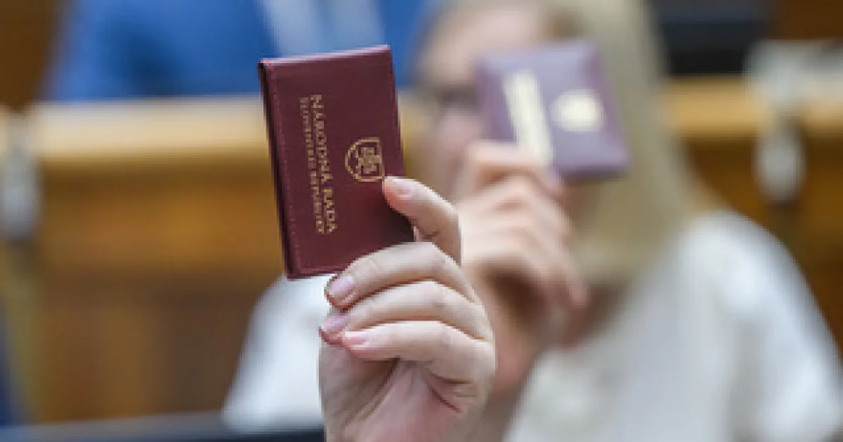Kolíková varuje pred „voľnou kartou“ pre vládu, Mažgút obhajuje flexibilitu