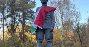 Konevova socha čelila útoku, objavil sa nápis „vrah“