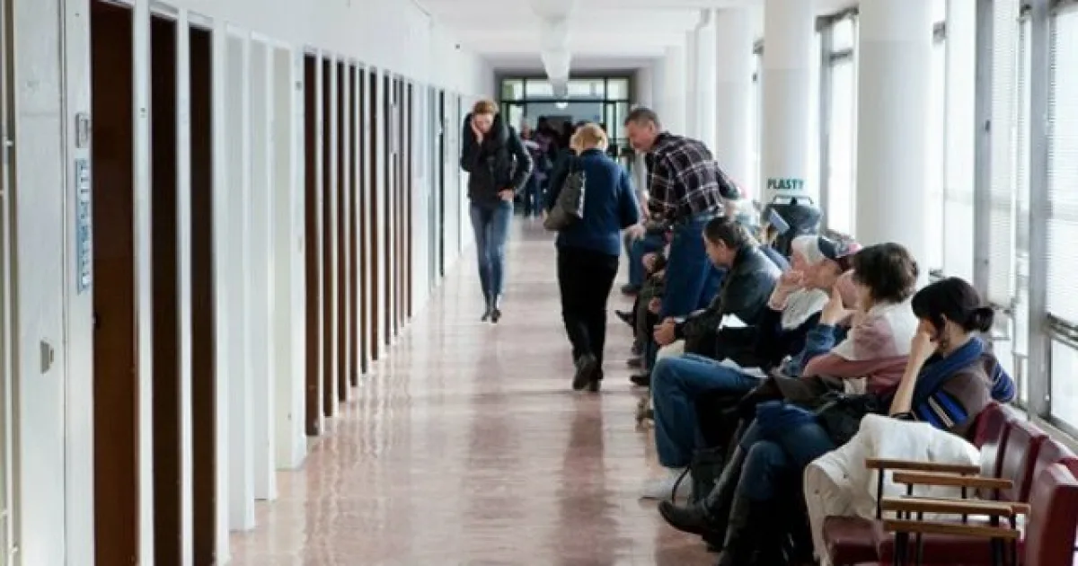 Lekári si vybojovali vyššie platy, pacienti čakajú ďalej a nemocnice sa topia v dlhoch