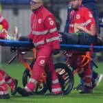 Lobotka opúšťal ihrisko so slzami v očiach po hroznom zranení na nosidlách