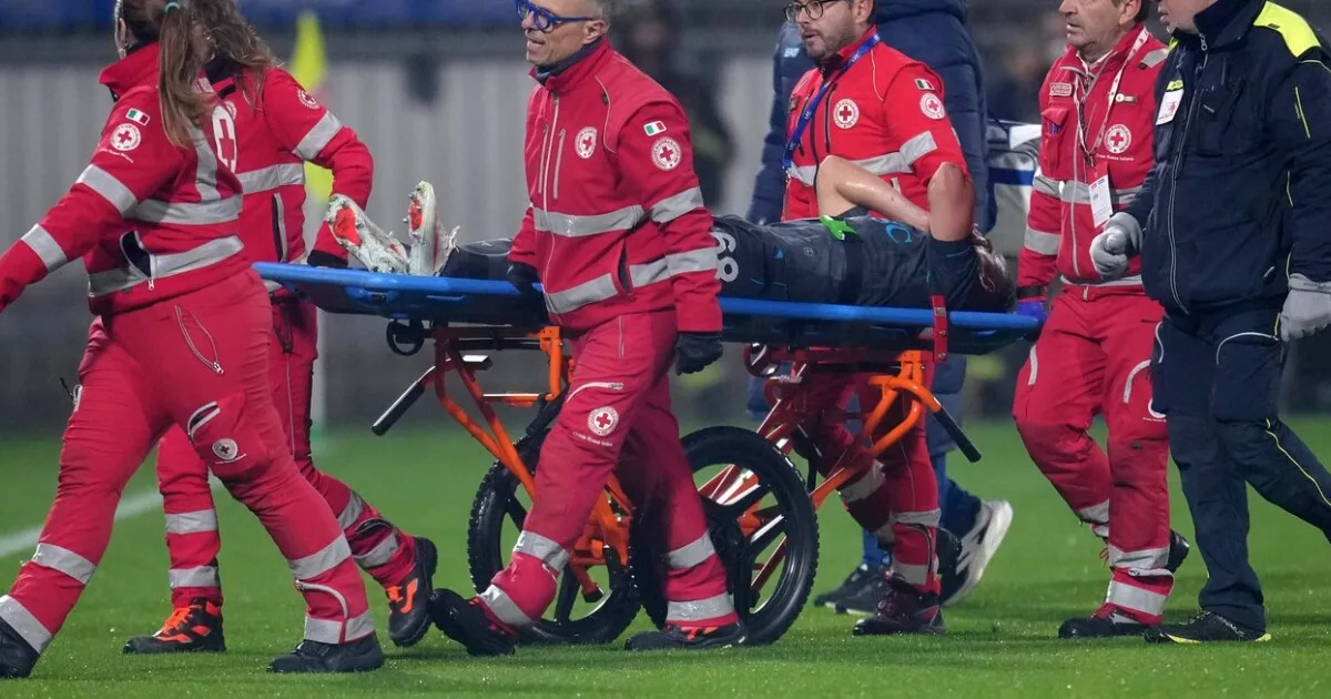 Lobotka opúšťal ihrisko so slzami v očiach po hroznom zranení na nosidlách 7 Lobotka opúšťal ihrisko so slzami v očiach po hroznom zranení na nosidlách
