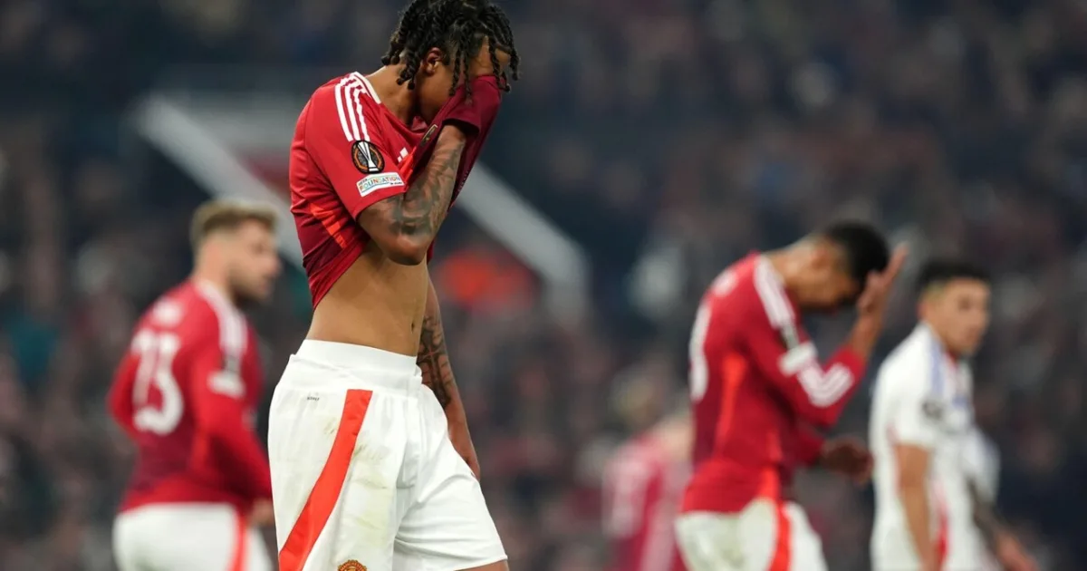 Manchester sa stále topí v problémoch. United dostali doma ďalší výprask 7 Manchester sa stále topí v problémoch. United dostali doma ďalší výprask