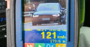 Mladý vodič sa rútil obcou rýchlosťou 121 km/h, polícia mu zatrhla ďalšiu jazdu