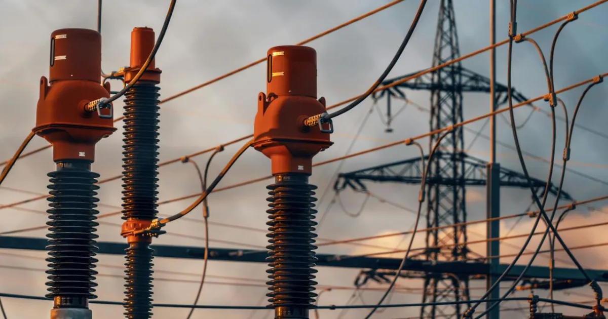 Muž chcel ukradnúť ističe, zasiahol ho prúd. Polovica Lučenca bez elektriny