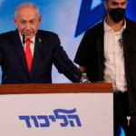 Netanjahu čelí vážnym obvineniam z krádeže volieb, Likud sa drží pri moci