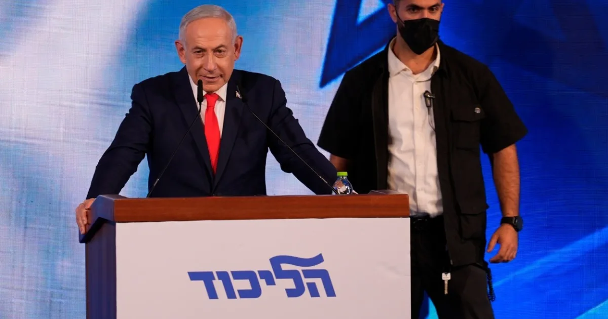 Netanjahu čelí vážnym obvineniam z krádeže volieb, Likud sa drží pri moci