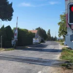 Od pondelka obchádzka: oprava priecestia pri Smoleniciach zmení trasu vodičom aj školákom