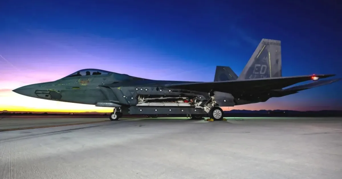 Pilot stíhačky F-22 prvýkrát riadil bojový dron Fury priamo z kokpitu