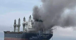 Pláže pri Dubaji zatvorili pre ropu z napadnutého tankera, škvrna sa šíri ďalej