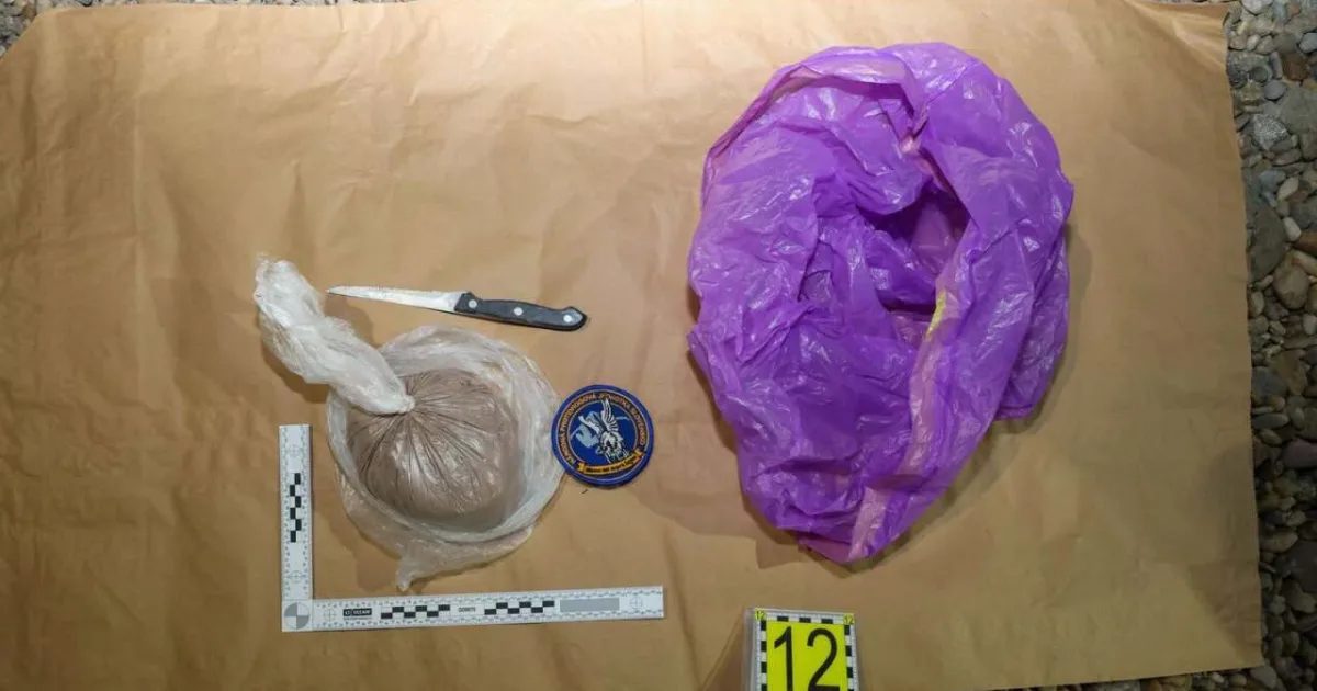 Polícia pri protidrogovej akcii zadržala muža a zaistila štyri kilogramy podozrivej látky