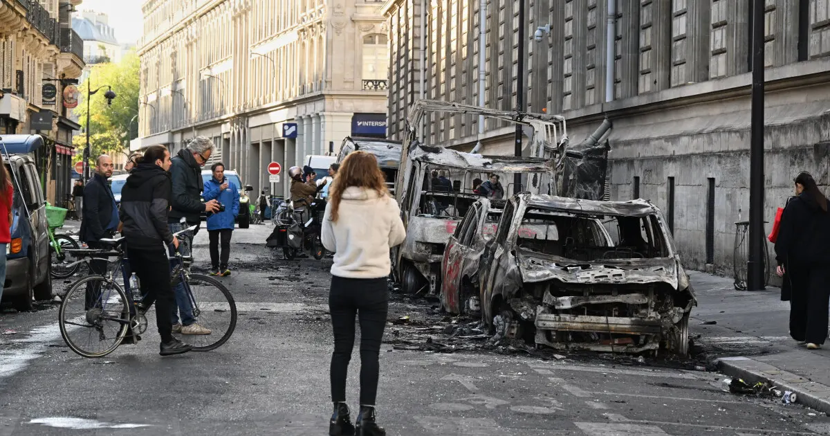 Polícia vo Francúzsku zadržala v súvislosti s protestmi rekordných viac ako 1800 ľudí