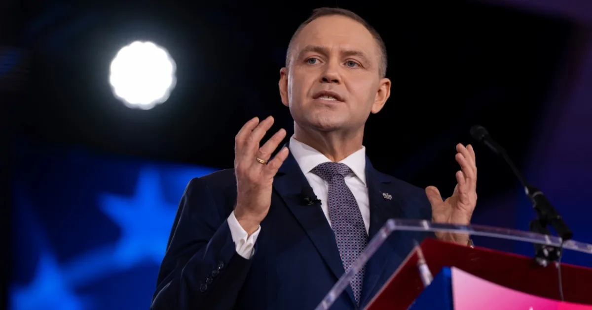 Poľský prezident sa urýchlene vracia domov, na ústavnom súde je chaos, obsadila ho polícia
