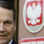 Poľský veľvyslanec v Číne odstúpil pre situáciu doma, Sikorski ho kritizuje