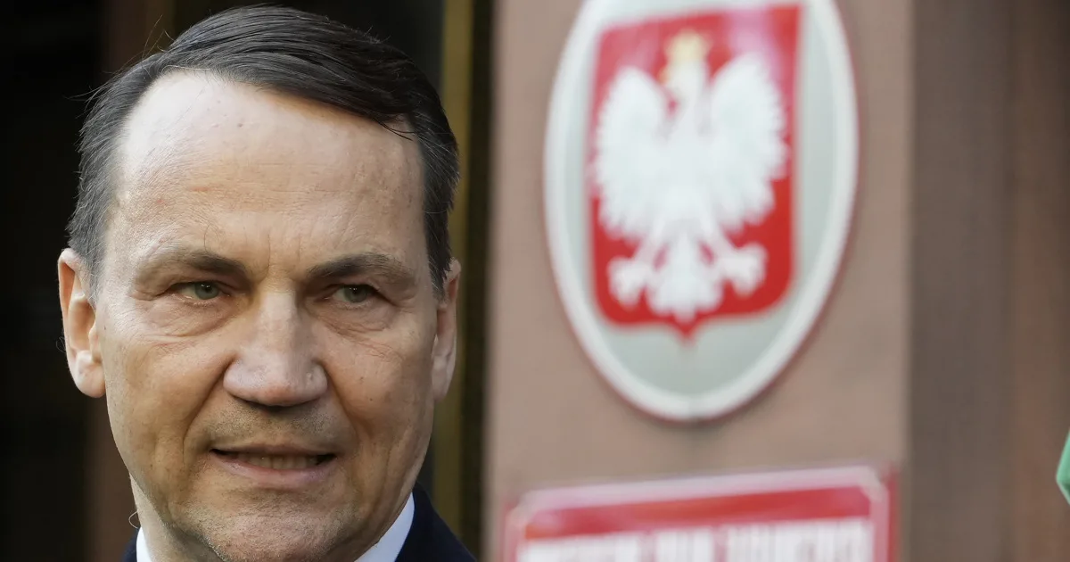Poľský veľvyslanec v Číne odstúpil pre situáciu doma, Sikorski ho kritizuje