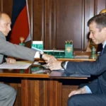 Predával plastové kačičky, dnes má miliardy, ktoré nemôže používať