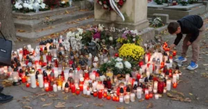 Pri cintoríne zaplatíte viac. Ekonóm radí, ako ušetriť desiatky eur