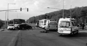 Pri Veľkom Šariši sa zrazilo auto s autobusom, muž neprežil
