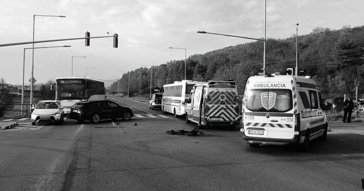 Pri Veľkom Šariši sa zrazilo auto s autobusom, muž neprežil
