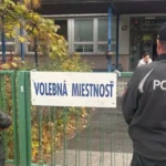 Priateľka nestíhala voliť, tak zavolal políciu. Volebný deň priniesol aj kuriózne prípady