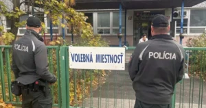 Priateľka nestíhala voliť, tak zavolal políciu. Volebný deň priniesol aj kuriózne prípady