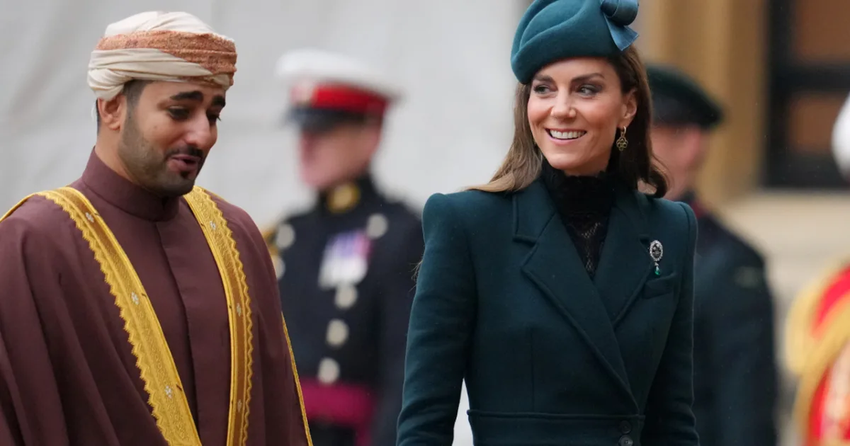Princezná Kate žiarila v zelenom kostýme, kráľovná Camilla stavila na červenú